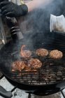 Von oben Kochen Schnitzel mit Rauch auf Grill in Marktstand — Stockfoto