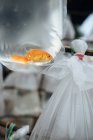 D'en bas de poissons rouges d'aquarium flottant dans un sac en plastique dans la stalle du marché — Photo de stock