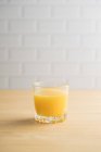 Succo d'arancia in vetro sul tavolo — Foto stock
