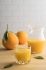 Sumo de laranja em vidro na mesa — Fotografia de Stock