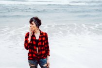 Donna che fuma sigarette sulla spiaggia — Foto stock