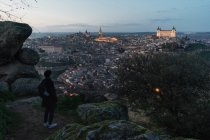 Турист насолоджується видом на нічне старе місто — стокове фото