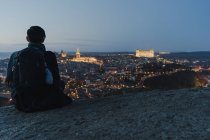 Турист насолоджується видом на нічне старе місто — стокове фото