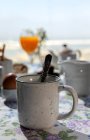 Pequeno-almoço caseiro completo sob luz solar com chá ou café em uma caneca, ovos cozidos e suco de laranja — Fotografia de Stock