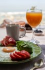 Pequeno-almoço caseiro e saudável à luz do sol com ovos, abacate, morangos, mirtilos, bolo de esponja, croissants, torradas, chá, café e suco de laranja — Fotografia de Stock
