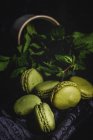 Домашні зелені макарони зелені з м'ятою на темному фоні. Темна їжа . — стокове фото