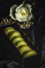 Hausgemachte grüne Macarons grün mit Minze auf dunklem Hintergrund. Dunkle Lebensmittel. — Stockfoto