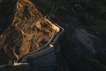 Von oben herrliche Landschaft mit Pfad, der entlang einer Steinbrücke mit Treppe auf den Gipfel des Berges führt, am sonnigen Abend entlang des Felsgrats — Stockfoto