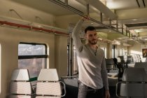 Konzentrierter junger männlicher Fahrgast fährt tagsüber U-Bahn — Stockfoto