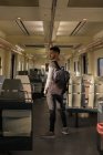 Орієнтований юнацький пасажирський водіння метро вдень — стокове фото