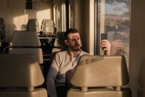 Молодий пасажир-чоловік використовує смартфон у метро — стокове фото