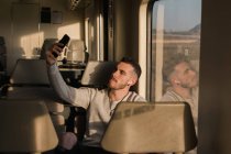 Молодий пасажир-чоловік використовує смартфон у метро — стокове фото