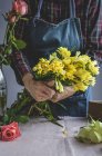 Неузнаваемая женщина-профессиональный флорист делает букеты различных типов. Розы. Желтые цветы. Ковес — стоковое фото