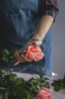 Fleuriste professionnelle féminine méconnaissable faisant des bouquets de différents types. Des roses. Fleurs jaunes. Baies — Photo de stock