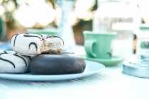 Komposition aus aromatischem Heißgetränk und leckeren Donuts auf dem Tisch — Stockfoto