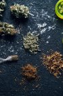 Bourgeons de marijuana et cigarette pour faire des joints — Photo de stock