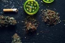 Gemme di marijuana e sigaretta per fare comune — Foto stock