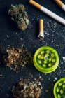 Botões de maconha e cigarro para fazer conjunta — Fotografia de Stock