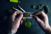 Maschio irriconoscibile che fa cannabis a casa — Foto stock