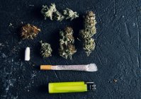 Gemme di marijuana e sigaretta per fare comune — Foto stock