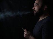Homme adulte fumant du cannabis joint — Photo de stock
