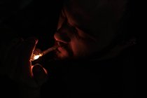 Erwachsener Mann raucht Cannabis-Joint — Stockfoto