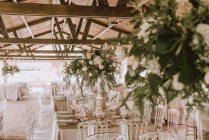 Elegante banquete com flores sob tenda — Fotografia de Stock