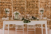 Elegante banchetto con fiori sotto tenda — Foto stock