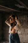 Sensibile giovane modello femminile all'interno di un edificio abbandonato — Foto stock