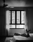 Séduisante jeune femme au lit le matin — Photo de stock