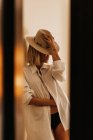 Провокационная блондинка в женском белье в модной шляпе — стоковое фото