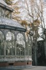 Geometrische antike Burg mit Glasfenstern, die Bäume reflektieren, Palacio de Cristal, Retiro Park, Madrid, Spanien — Stockfoto
