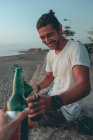 Друзі тости з пивом на пляжі заходу сонця — стокове фото