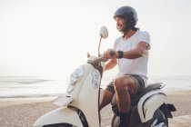 Joyeux motard sur la plage de sable fin — Photo de stock