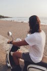 Motociclista alegre na praia arenosa — Fotografia de Stock
