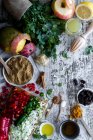 Dall'alto mango maturo e mela con peperoni tritati e cipolle e spezie per cucinare mango chutney sulla tavola — Foto stock