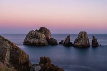Picturesque scenery of rocks in peaceful sea and skyline in twilight in Costa Brava — Stock Photo