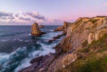 De cima incrível paisagem marinha tempestuosa e costa penhasco no pôr do sol colorido em Costa Brava — Fotografia de Stock