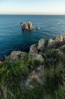Pintoresco paisaje de rocas en el tranquilo mar y el horizonte en la Costa Brava - foto de stock