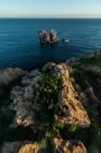 Cenário pitoresco de rochas em mar tranquilo e horizonte na Costa Brava — Fotografia de Stock