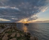 Paysage pittoresque de rochers dans la mer paisible et les toits de la Costa Brava — Photo de stock