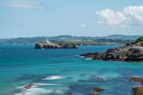 Paesaggio panoramico del faro bianco sulla scogliera costiera della Costa Brava nella giornata di sole — Foto stock