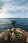 Pintoresco paisaje de rocas en el tranquilo mar y el horizonte en la Costa Brava - foto de stock