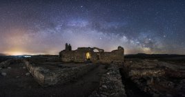 Meraviglioso scenario di palazzo antico distrutto sotto Via Lattea a cielo stellato di notte — Foto stock