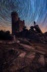 Pintoresco paisaje de antiguo castillo destruido abandonado bajo el colorido cielo estrellado por la noche - foto de stock