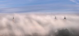 De acima da paisagem maravilhosa do castelo medieval construído sobre a cidade no nascer do sol colorido nebuloso — Fotografia de Stock