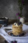 Leckere Pfannkuchen mit Brombeeren und Blaubeeren — Stockfoto