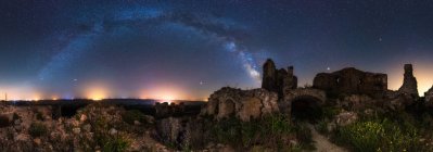 Maravilhoso cenário de palácio antigo destruído sob Via Láctea no céu estrelado à noite — Fotografia de Stock