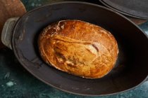 Vue du dessus des pains dorés cuits en fonte sur table — Photo de stock