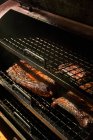 De cima de fumar partes de carne no rack de grelha em churrasco — Fotografia de Stock
